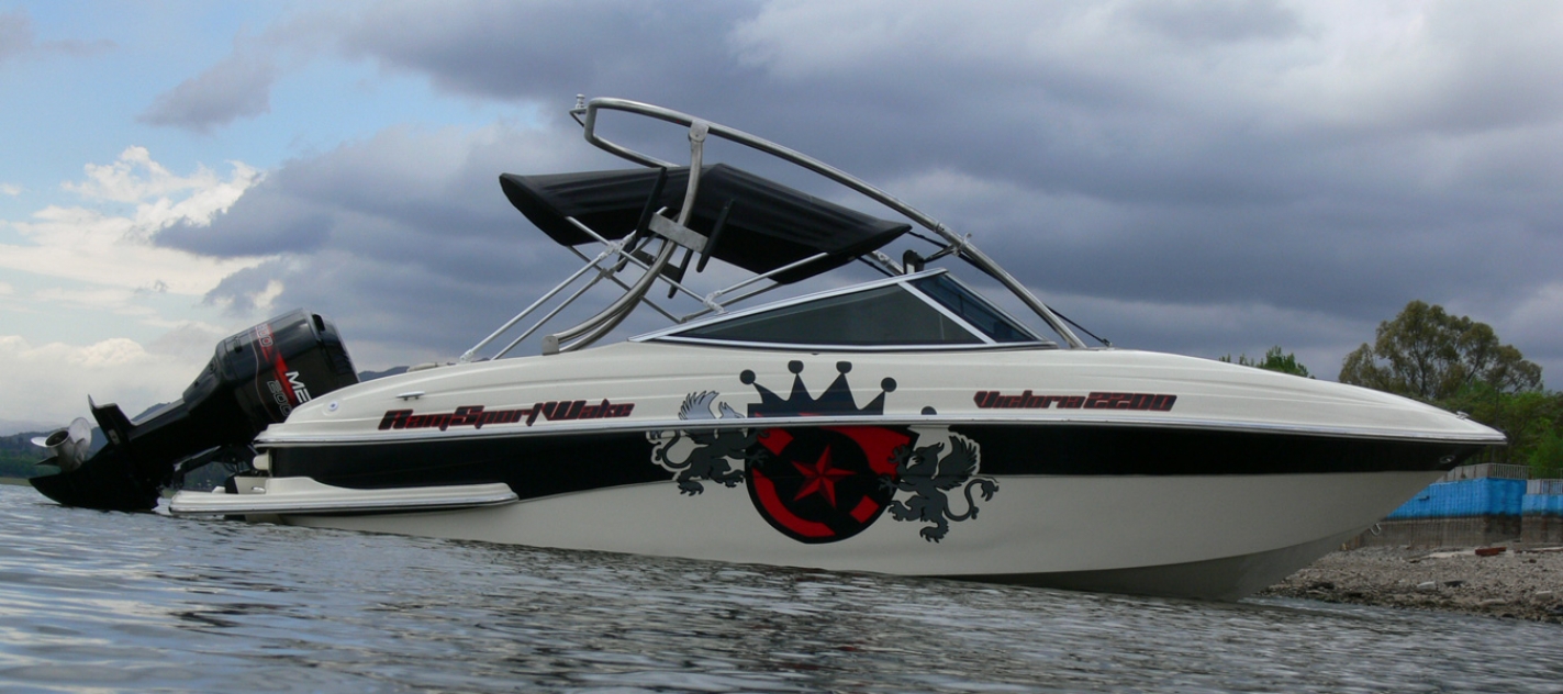 Lancha Deportiva. Combine Placer con Deporte. Potencia de 225 hp (168 kw), 111 kg para 9 personas.